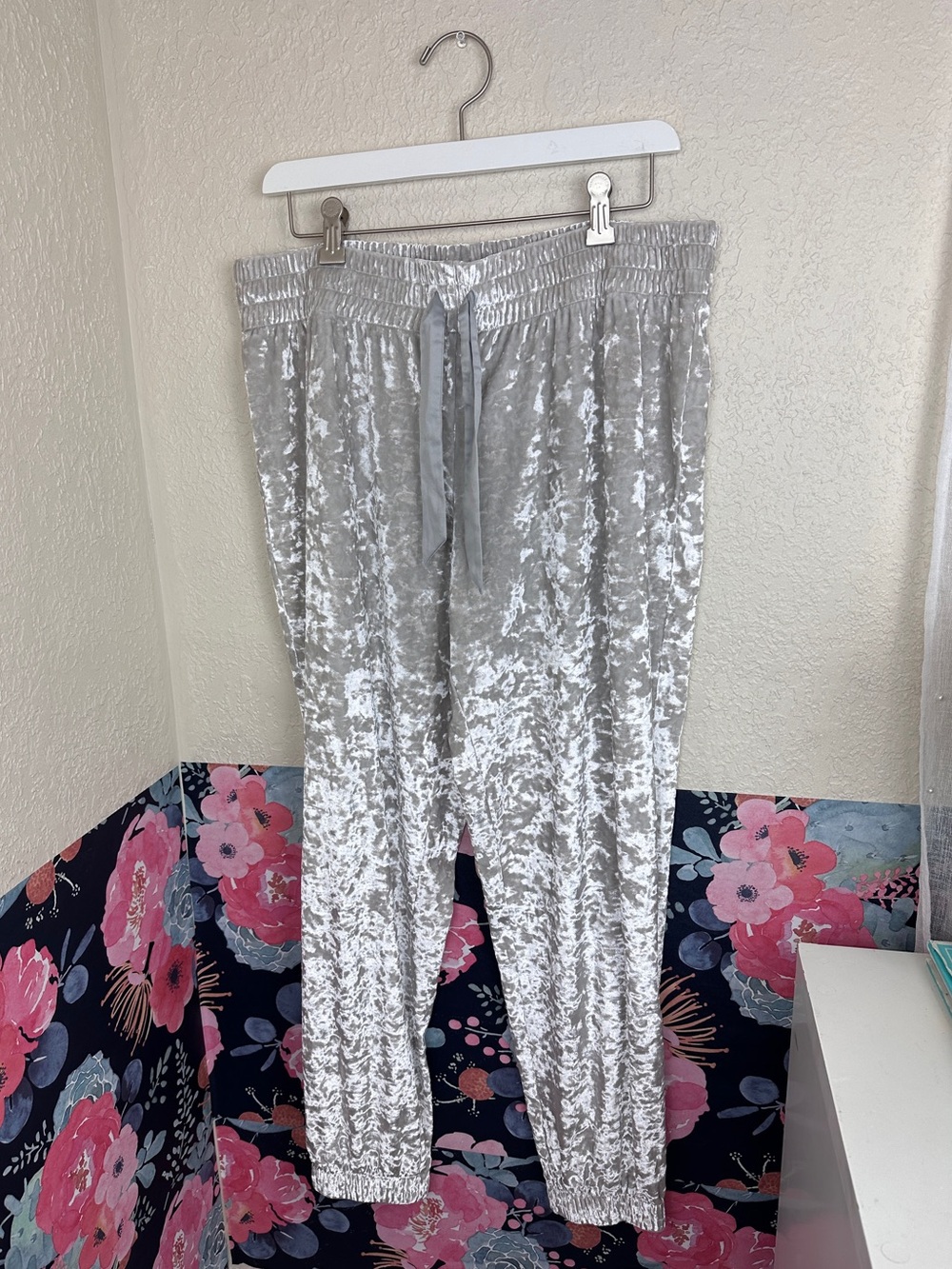 Victoria Secret Crushed Silver Grey Velvet Jogger Pants Size XL New - Picture 1 of 6